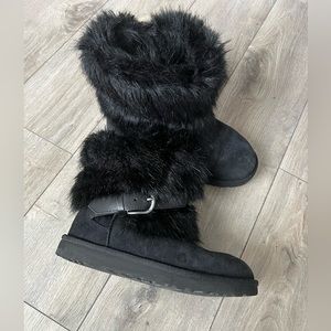 Black midi uggs with fur